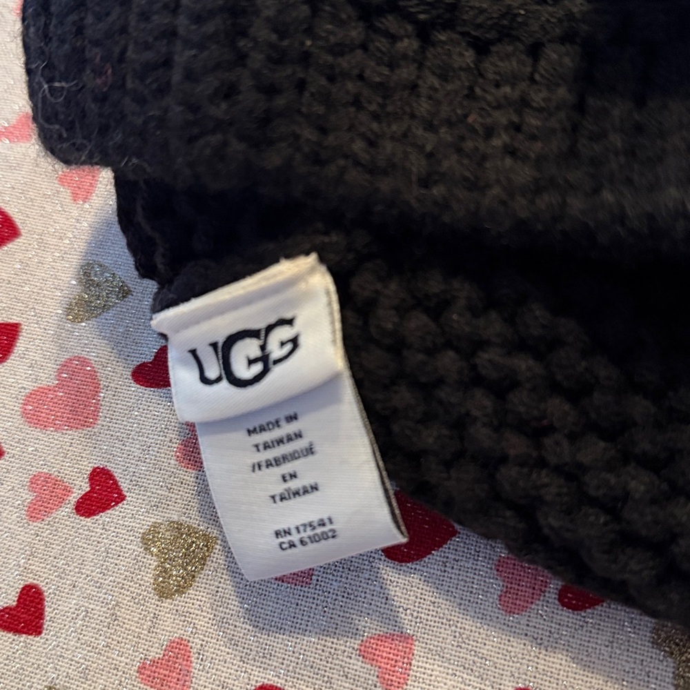 UGG ladies chunky Black Knit Pom-Pom Hat ..o/s
Wool blend ..nwt - Picture 5 of 6